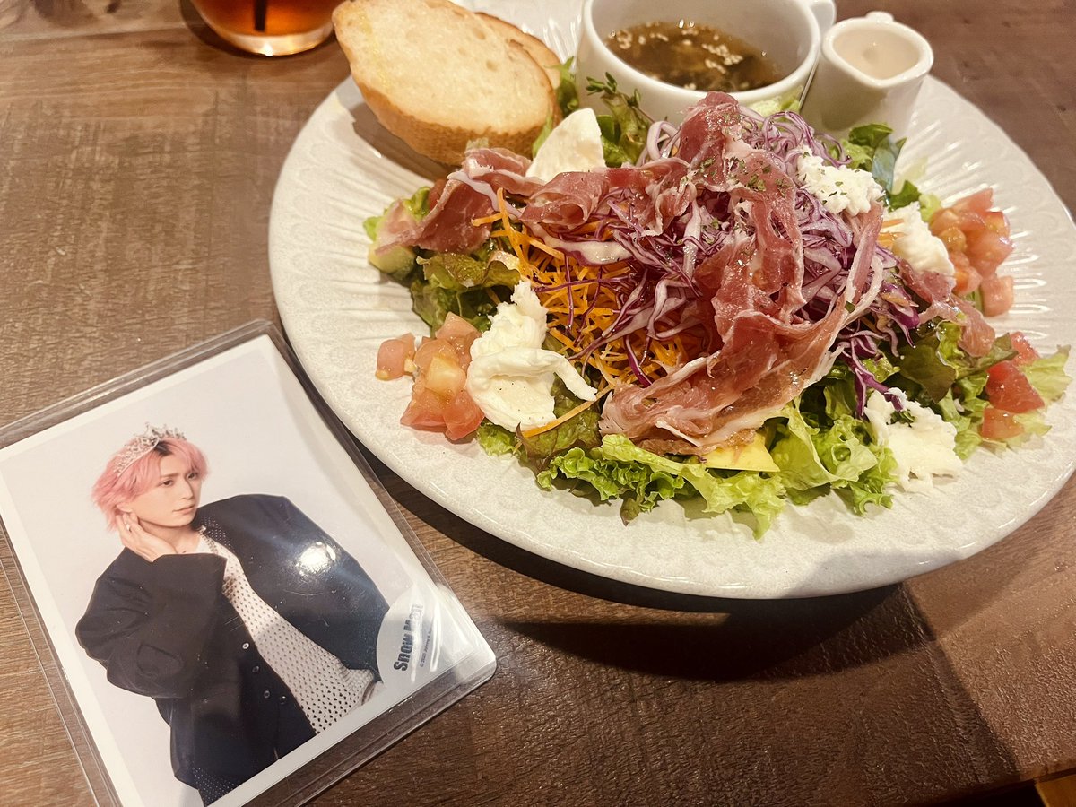 19_353's tweet photo. プリンセス佐久間、本日のランチは一見健康的な野菜サラダでございます https://t.co/NTjWUqRJSK