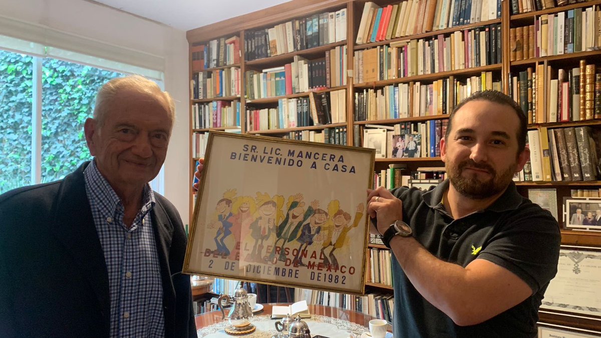 LuisGonzali's tweet photo. Alguna vez, platicando en su casa, Don Miguel me mostró el regalo que le hizo el staff del Banxico cuando regresó a su puesto como Director del Banco, en diciembre de 1982, después de que JOLOPO lo despidiera unos meses antes por criticar la nacionalización bancaria en septiembre de ese mismo año.

Era una persona muy querida en Banxico, gran técnico, gran profesional, y gran persona.