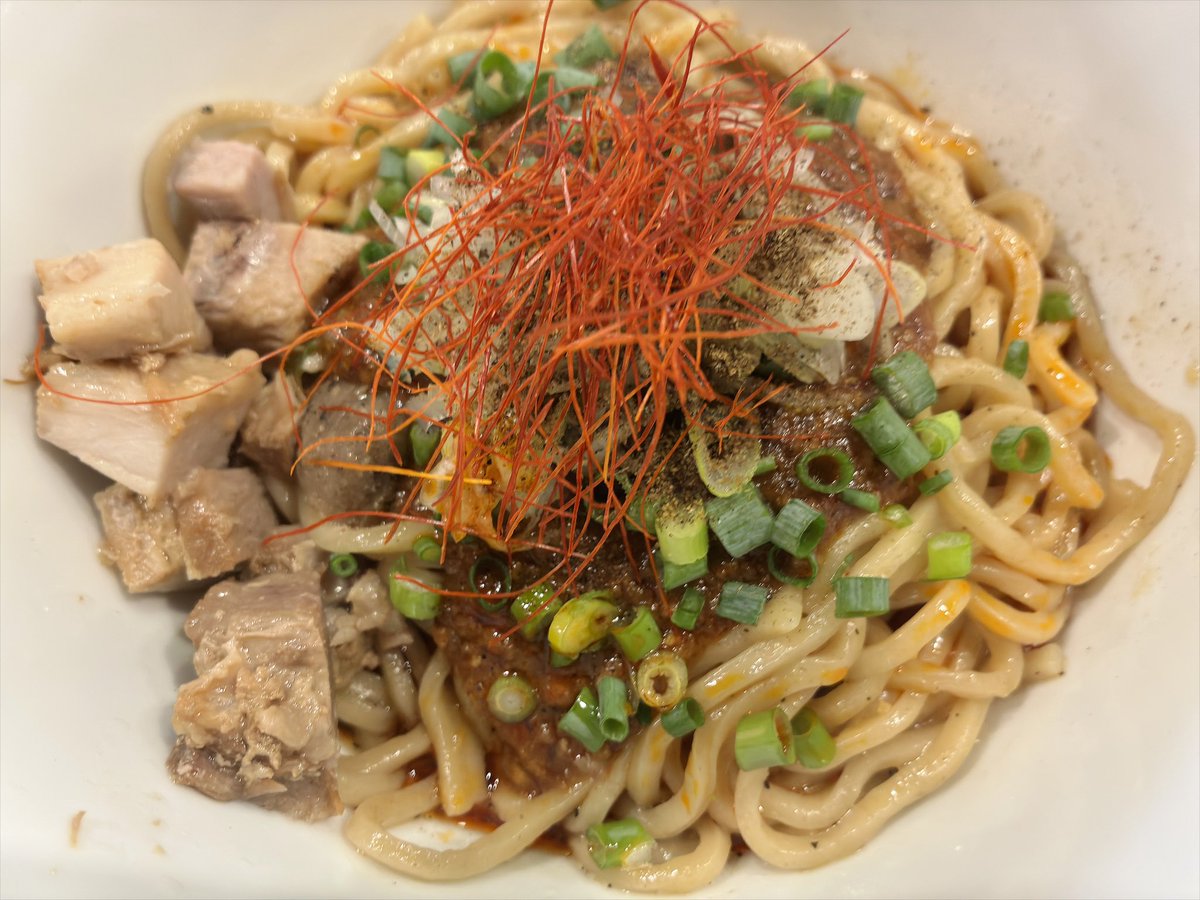 asyouhope's tweet photo. 【ラーメン店紀行124】
江東区東陽「らぁ麺やまぐち 辣式 本店」。ミシュランガイド掲載、食べログ百名店2023/19。麻婆まぜそば1,150円。控えめな痺れとしっかりした辛さ。旨い。山口さんは音楽・写真・料理と多彩な趣味人。化学メーカー勤務時、ラーメン新人発掘コンテストで優勝し転身。すごい人生。 https://t.co/4CpNf6OY8z
