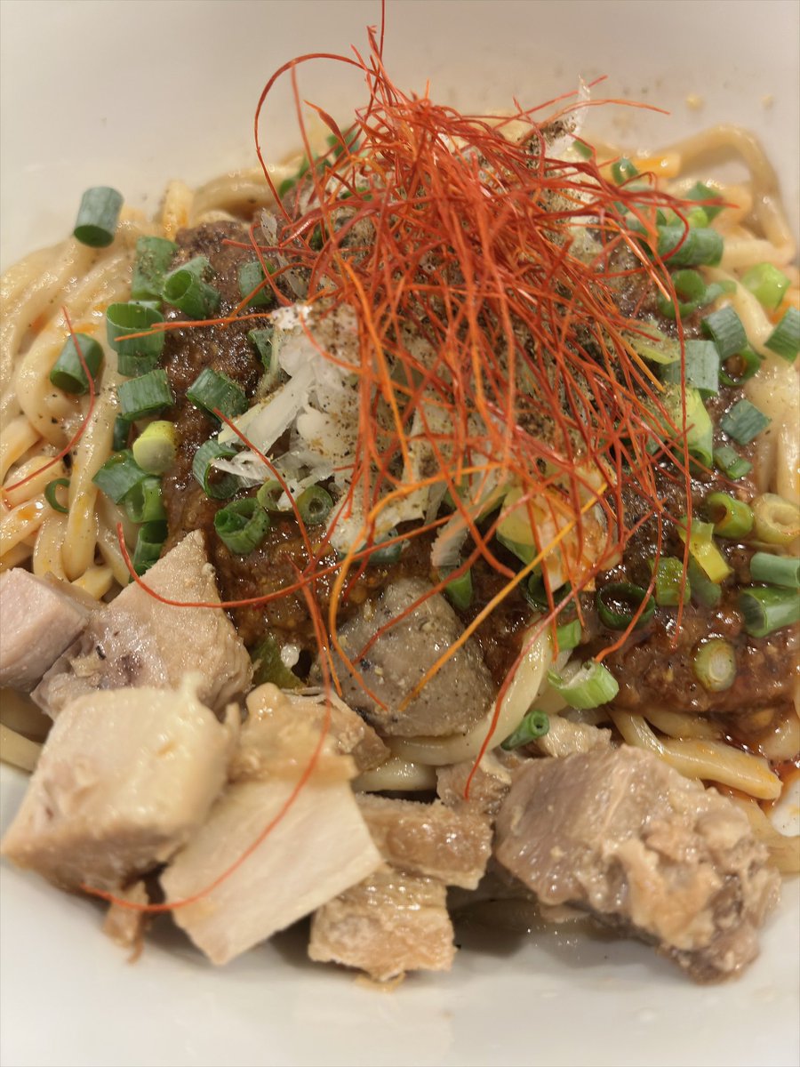 asyouhope's tweet photo. 【ラーメン店紀行124】
江東区東陽「らぁ麺やまぐち 辣式 本店」。ミシュランガイド掲載、食べログ百名店2023/19。麻婆まぜそば1,150円。控えめな痺れとしっかりした辛さ。旨い。山口さんは音楽・写真・料理と多彩な趣味人。化学メーカー勤務時、ラーメン新人発掘コンテストで優勝し転身。すごい人生。 https://t.co/4CpNf6OY8z