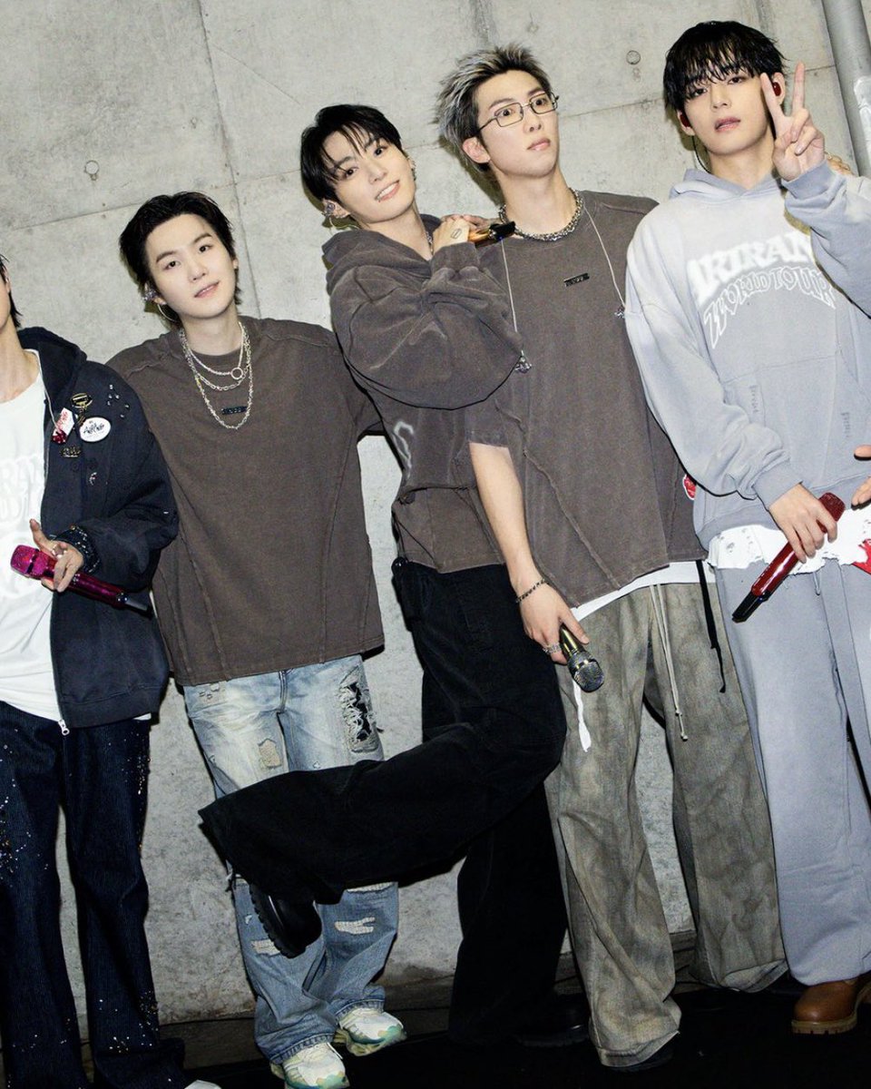 servcuntmin's tweet photo. im cryin he takes his role as the rapper’s girlfriend so damn seriously https://t.co/PTfEXJOwmi