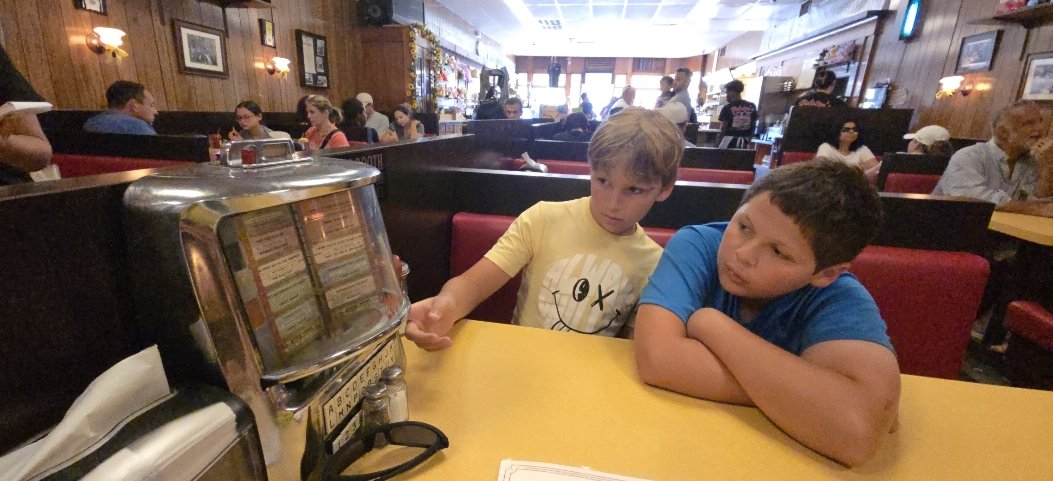 wheresthejoy1's tweet photo. @essa_muse Brought my kids to Holsten's. Had to get the onion rings! https://t.co/5Gk425eHvL
