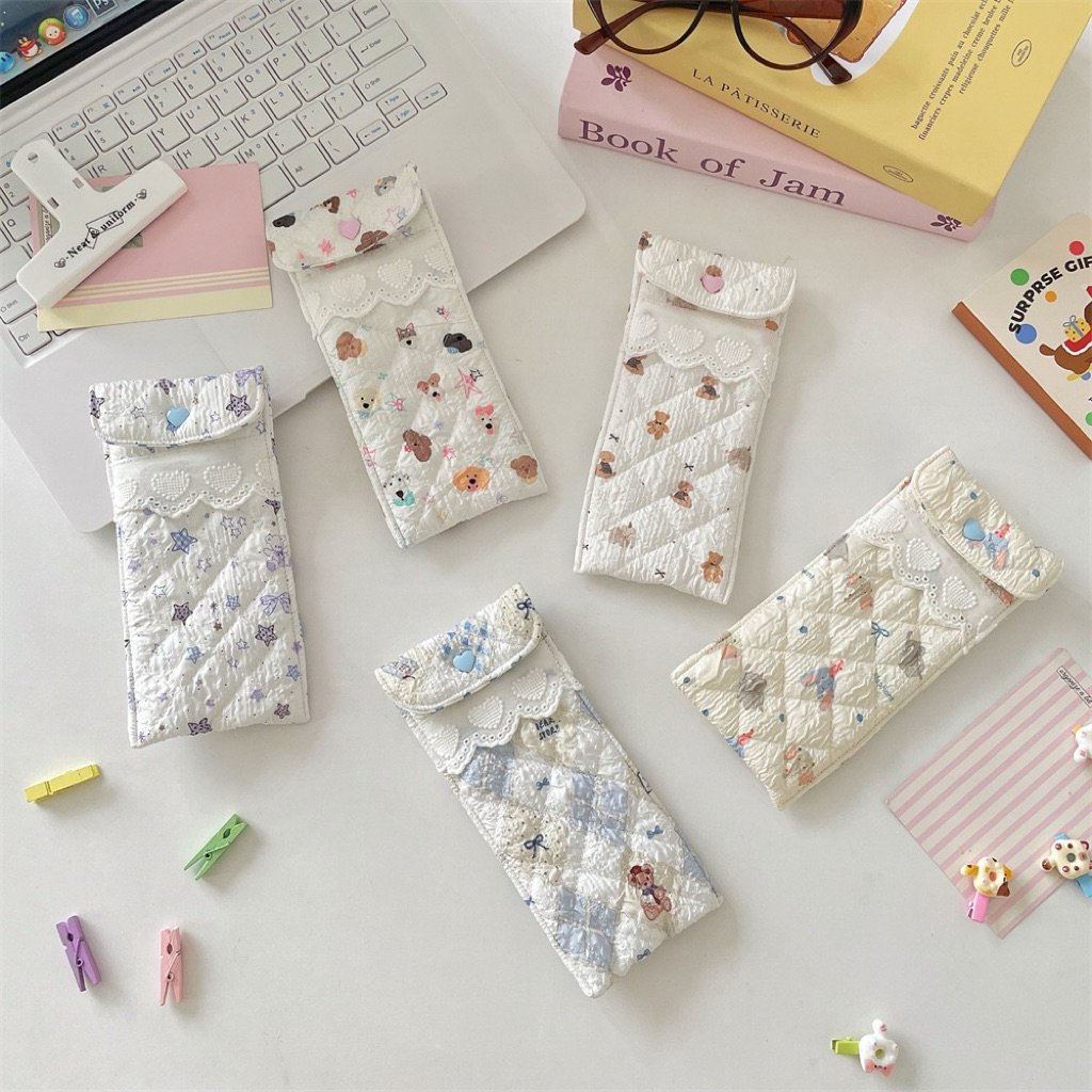haemony0_'s tweet photo. JUJUR, pouch quilted renda pastel ini emang multifungsi banget, muat juga buat tempat HP! 📱🌸✨

Bahannya yang empuk cocok banget melindungi layar HP dari goresan biar tetep aman dan kelihatan cute🥺 https://t.co/35rkTmYIPb