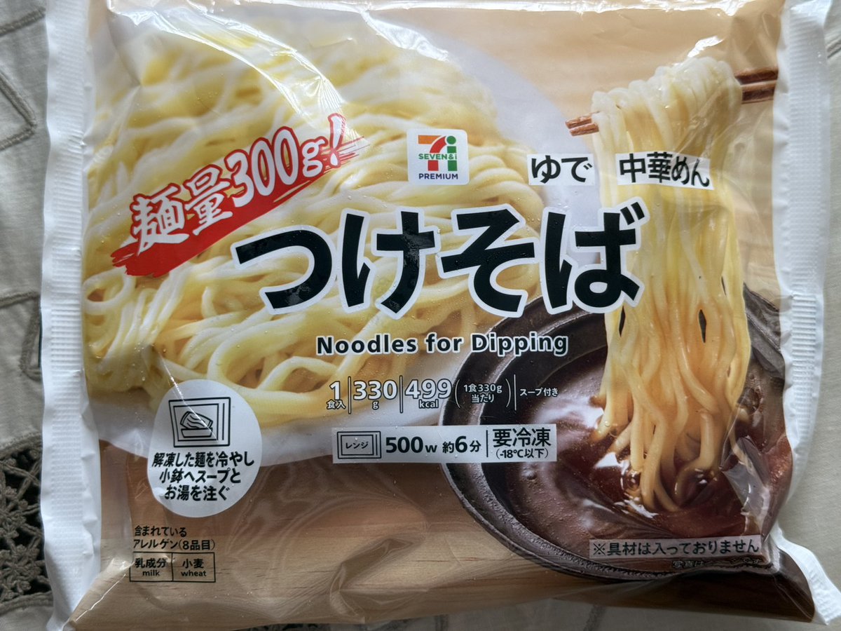 marimo_90's tweet photo. これ、レンジとお湯でできあがるつけ麺なのですが、かなり美味しいです。（麺の量: 300g）
レンチン後に冷水で冷やして、少量(数滴)の油をよくなじませると、麺がくっつかず食べられます。
お好みで、きざみ海苔などをのせると、おいしさが増します。

しかも、お値段が税抜198円（税込 213.84円）で、おサイフにも優しいです♪

#セブンプレミアム つけそば