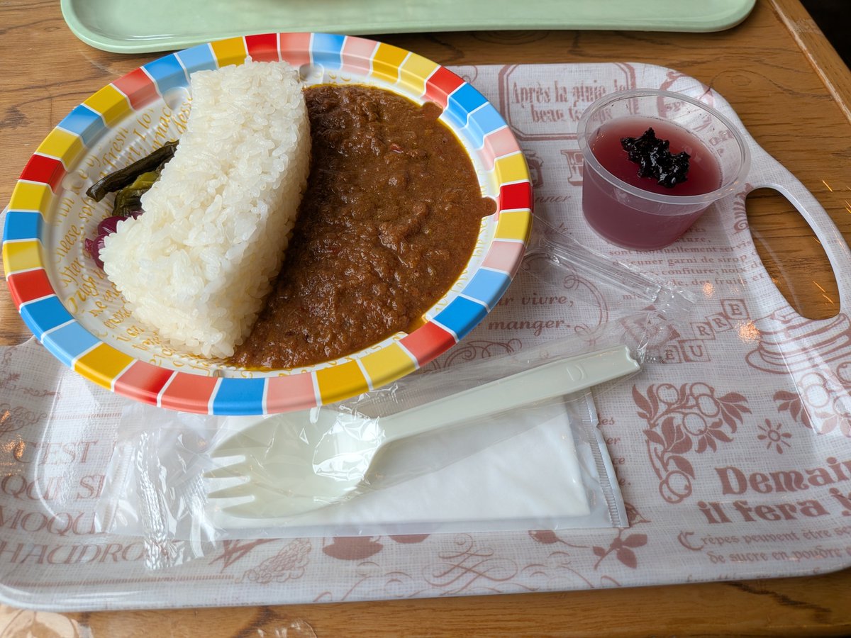 daizero0's tweet photo. 昼食は御所 #ダムカレー
キーマカレーぽっいカレー
デザートはブルーベリーのゼリー

特典としてイルミネーションのチケットをもらったけど、平日限定で今日は無理だった https://t.co/apywEXut7p