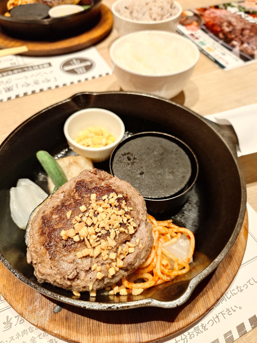b66596235's tweet photo. こんにちは😀

今日のお昼ご飯は
刈谷市にある
黒毛和牛100%ハンバーグ専門店
やぎやにきました😋

お昼のランチはお値打ちで
200gレアハンバーグを
いただきました✨

とても美味しいハンバーグ
岩塩で食べてもおいしい！

人気店なので30分待ちで
食べました。

#やぎや
#黒毛和牛ハンバーグやぎや https://t.co/aW4fCrNMFj