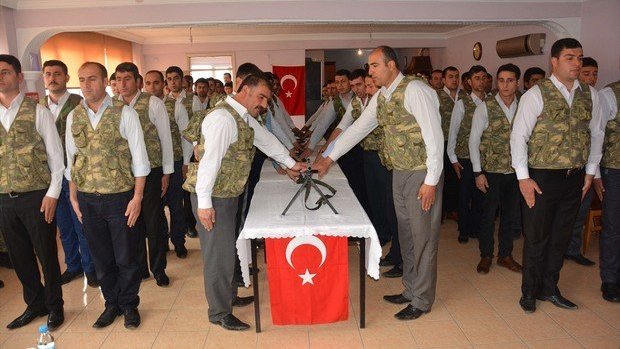 JeboTeRTE_06's tweet photo. 🧭Teröristleri hapisten salacağınıza göre, Kürt olup Türkiye sınırlarını PKK'dan korumak için devletin yanında saf tutmuş on binlerce köy korucusu Kürt ailesini de PKK'dan koruyacak bir planınız var mı? Hapisten çıkan bir teröristin bu adamları intikam için avlamayacağı ne malum? https://t.co/rCgxC6Zz5w