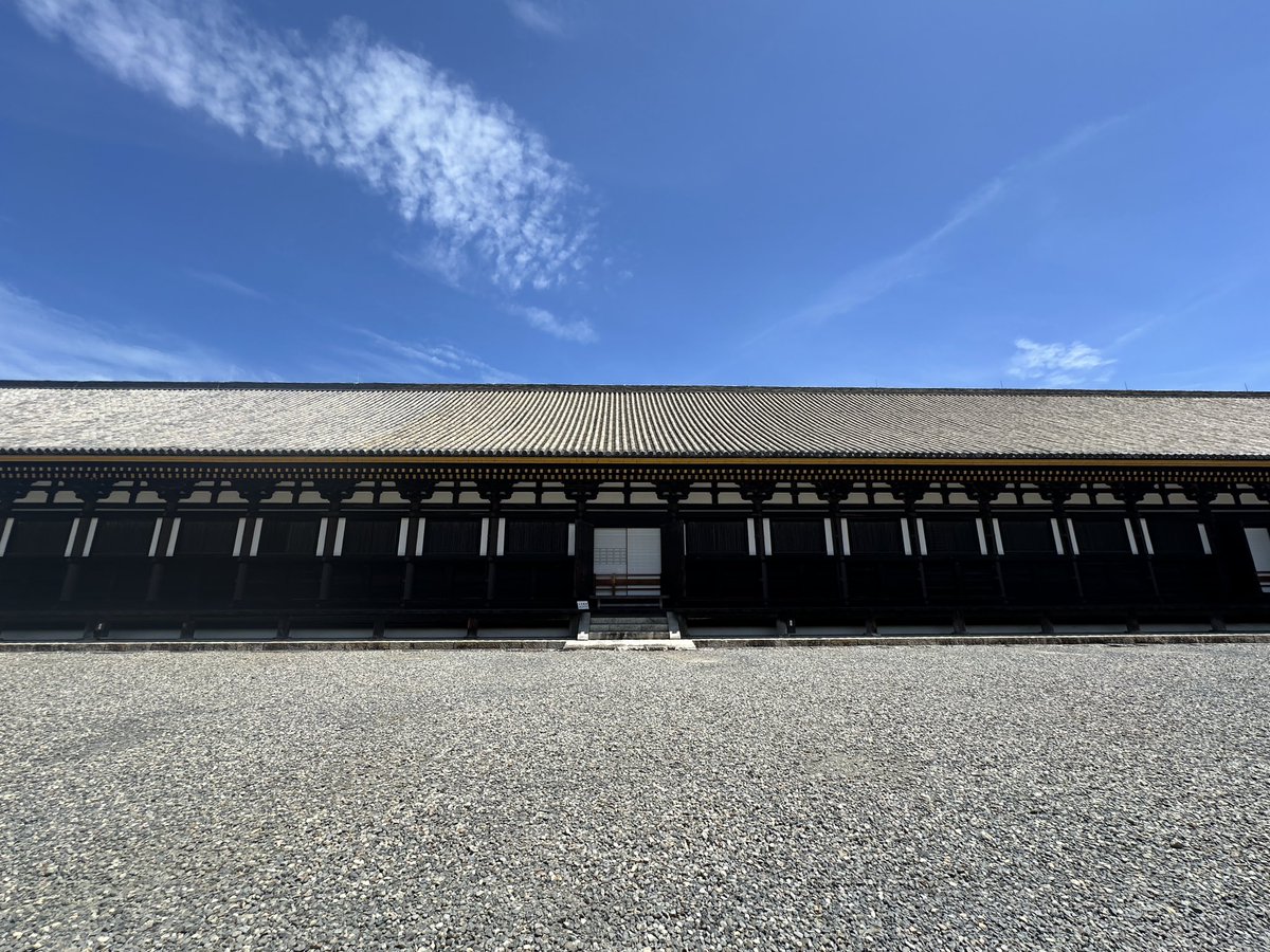 sobuki's tweet photo. 真正面からだとiPhoneでは全貌が撮り切れない三十三間堂！
風神様と雷神様にも挨拶できて良かった♪ https://t.co/uVEj3q701t