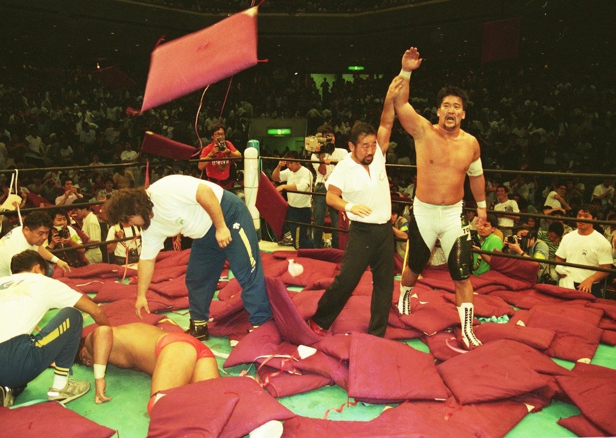 tanaka_kero_mg's tweet photo. 1991年8月11日両国国技館。第1回G-1クライマックス優勝戦、武藤対蝶野。蝶野が意表を突くパワーボムで勝ち優勝した瞬間、両国国技館が爆発しましたね。座布団が舞う舞う。まあこれ以降、座布団は貸してくれなくなりましたが‥。
素晴らしい闘いでしたね。
G-1クライマックス伝説が生まれ、始まった日。 https://t.co/Vk11YkgpVt
