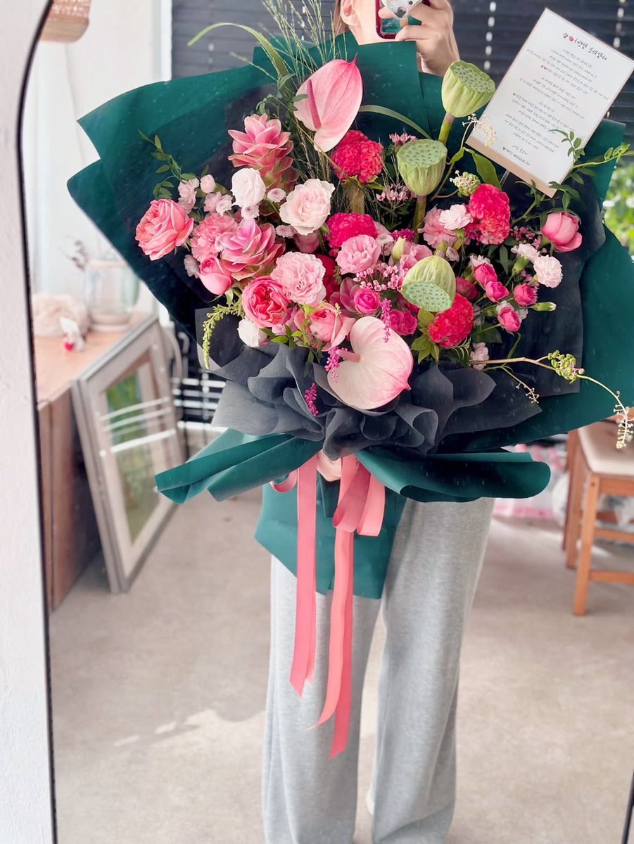 Nataliebulav's tweet photo. A huge and special thank you to our dear, talented florist Soyeon @bome_fleur for creating this absolute floral masterpiece. You always perfectly understand our feelings and turn them into the most beautiful art! 🌸🩷
#StrayKids #Changbin #OurUltraGeniusChangbin https://t.co/sOBiT8RjJA