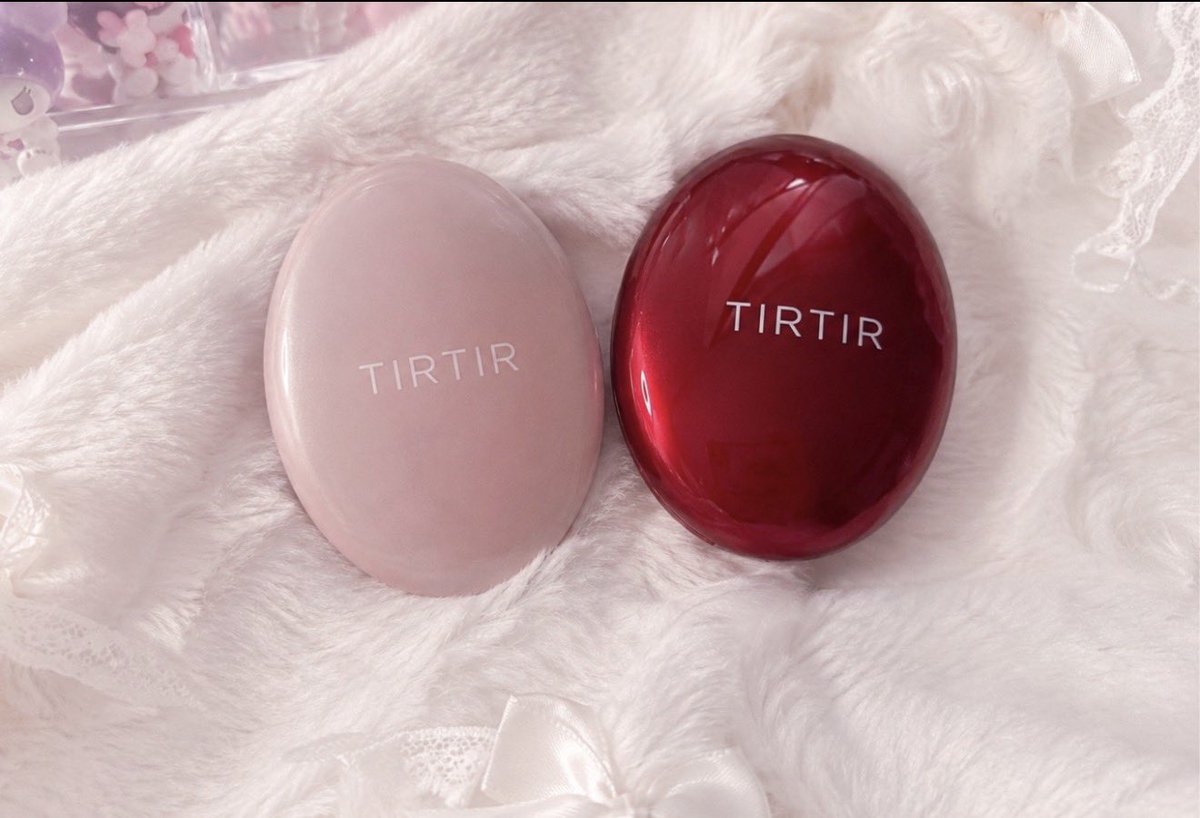 miase0815's tweet photo. 愛用中のTIRTIR✨
ころんとした可愛いパケもお気に入り♡

薄づきなのに気になるところをカバーしてくれて、
メイクしたてのきれいな肌感を楽しめるのが嬉しい🥹💕

ピンクと赤、どっちのパケも可愛すぎて並べるだけでもテンション上がる…🪞🎀

＃楽天ROOMに載せてます https://t.co/Wp5Ix7kh1M