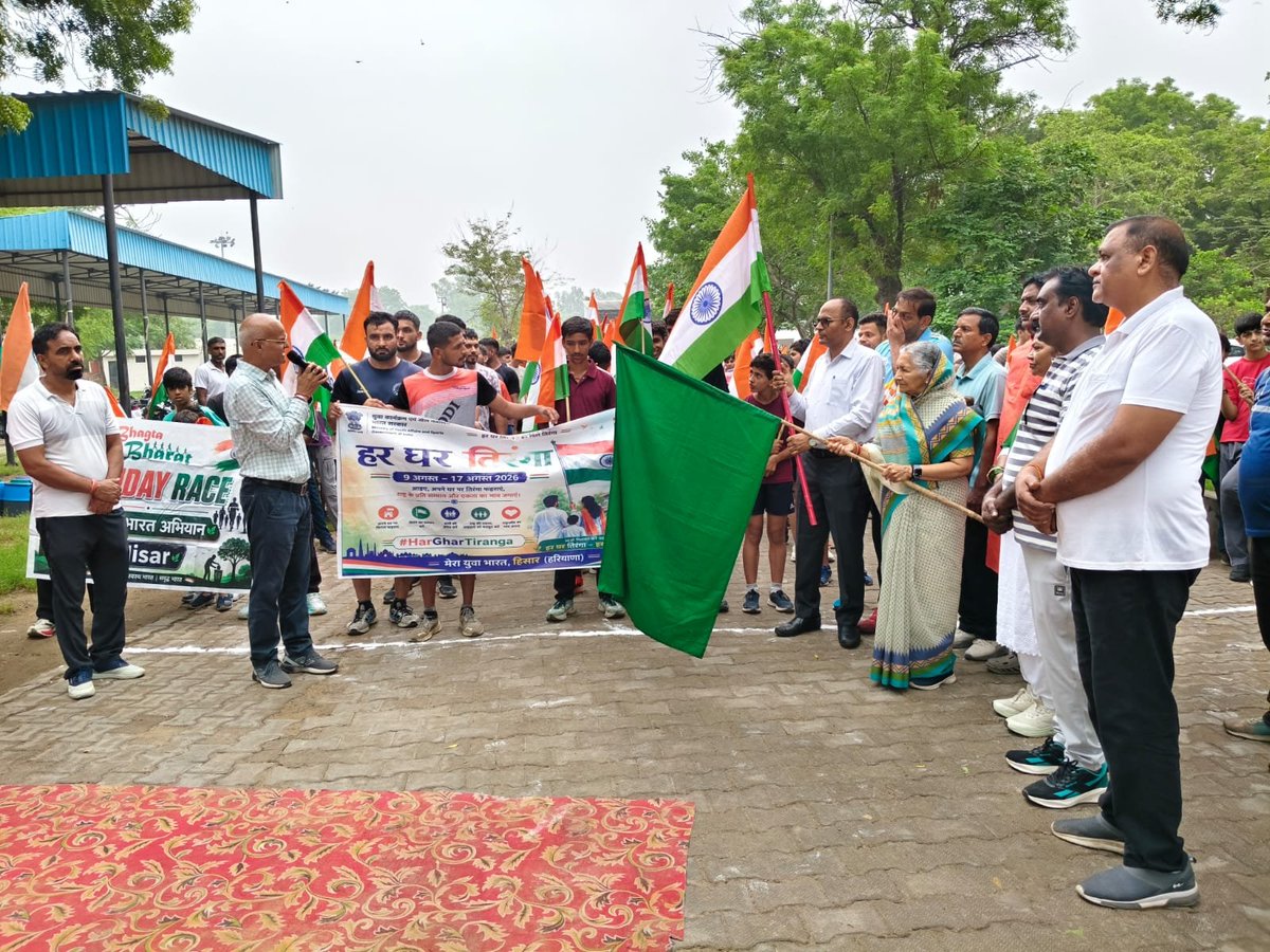 SavitriJindal's tweet photo. आज महावीर स्टेडियम, हिसार में हरियाणा सरकार द्वारा "एक पेड़ माँ के नाम" अभियान के अंतर्गत आयोजित पौधारोपण, मैराथन एवं तिरंगा यात्रा में सहभागिता की। 🌱🇮🇳

माननीय प्रधानमंत्री श्री @narendramodi जी की प्रेरणा से आरम्भ यह अभियान माँ के सम्मान एवं प्रकृति के संरक्षण का अद्भुत संगम है।

आइए, हम सब अपनी माँ के नाम एक पौधा अवश्य लगाएं और एक स्वच्छ एवं हरित भारत के निर्माण में अपना योगदान दें। 🌳
जय हिंद! 🇮🇳