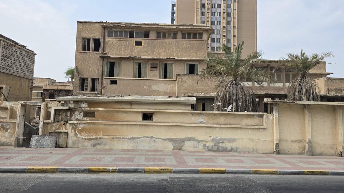 khalilfarran's tweet photo. منزل رجل الأعمال #عبدالله_بن_جبر رحمه الله في #مدينة_الخبر ؛ تحفة معمارية بنيت في أواخر الخمسينيات  الميلادية على الطراز الحديث .
​تاريخ عريق شهد احتضان مكاتب #شركة_بكتل و #الهيئة_الملكية_للجبيل_وينبع  في بداياتها ، ثم #شركة_أجاب_الأوروبية .
​اليوم يقف المبنى بين ملصق إزالة من #بلدية_الخبر  على الباب الشرقي ، ولوحة " تراث ثقافي " من #هيئة_التراث على الباب الجنوبي !!
نتمنى من الجهات ذات العلاقة التوجيه بالحفاظ على هذا الأثر المعماري وتأهيله ليكون متحفًا  يروي #تاريخ_الخُبر .
#هيئة_التراث 
#هيئة_تطوير_المنطقة_الشرقية