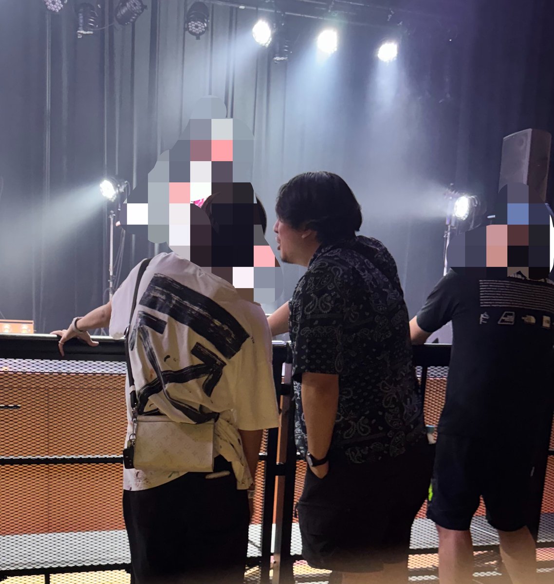cheechee2chee's tweet photo. ライプラ現場に居た小太りのひろゆきwwwwwww
主現場じゃないLIVE中にわざわざLIVEの音に負けないようにでっかい声でずっと喋っててLIVE終わると急に静かになるのおもろwwwwwwLIVE中しか喋らんしそのがんばりなんなんコイツやばいてwwww https://t.co/ogJpxejw31