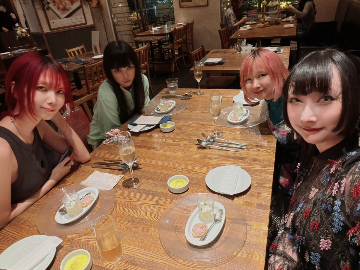 sioux's tweet photo. りんりん誕生日会🎂🌻 https://t.co/DEeBhdSbjm