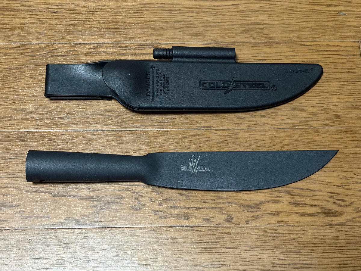 nktj_net's tweet photo. 夏休みの工作。ナイフのカスタマイズです。

マットな黒一色だった初期状態から、革シースに変え、柄には麻紐を巻きました。さらに、自作の蝋麻を柄頭と革シースに取り付けました。装飾と、緊急時の火口を兼ねています。

気に入っている道具に自分で手を加えることで、愛着が深まっていきますね。 https://t.co/dYvDhPMsNA