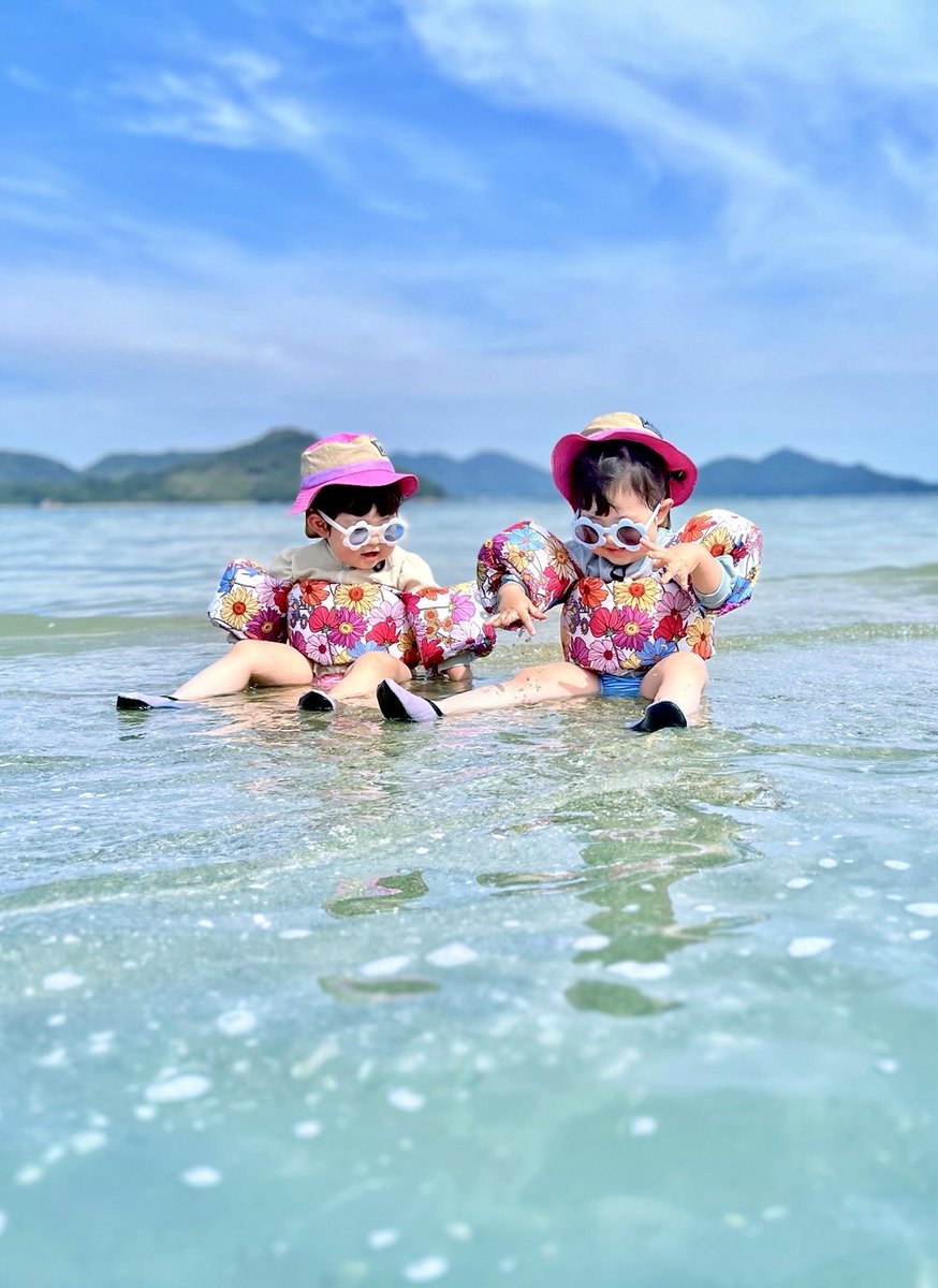 Anana207's tweet photo. 双子たちもずいぶん大きくなりました！
家から数分で綺麗な海に行けるのは島暮らしの特権ですね。 https://t.co/Eo6OXKEM6N