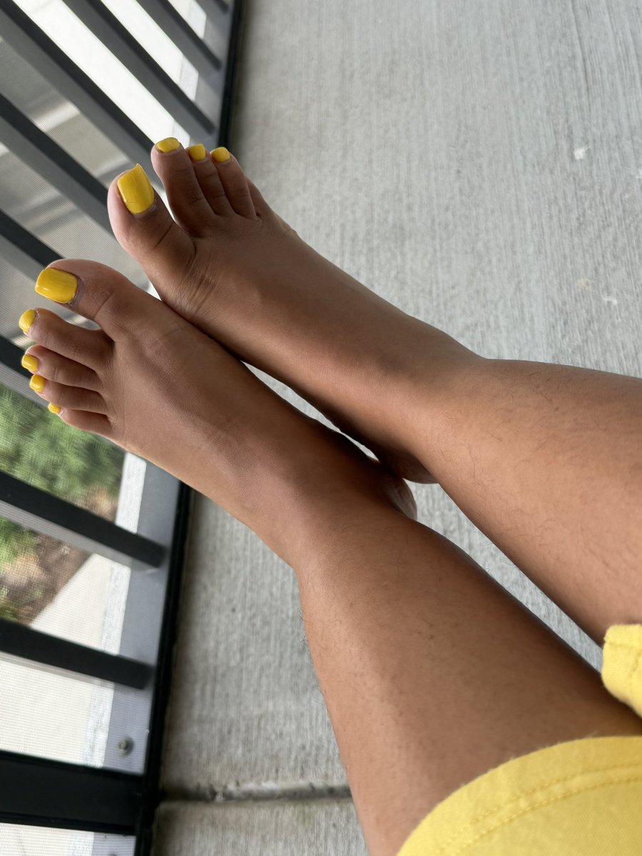 MissPrettyybg's tweet photo. Yellow toes, sunshine vibes 💛✨ Fresh pedi, pretty sandals… which pic is your favorite? 👀
#YellowToes #PrettyFeet #FreshPedi #FootModel https://t.co/av68Le49Ka
