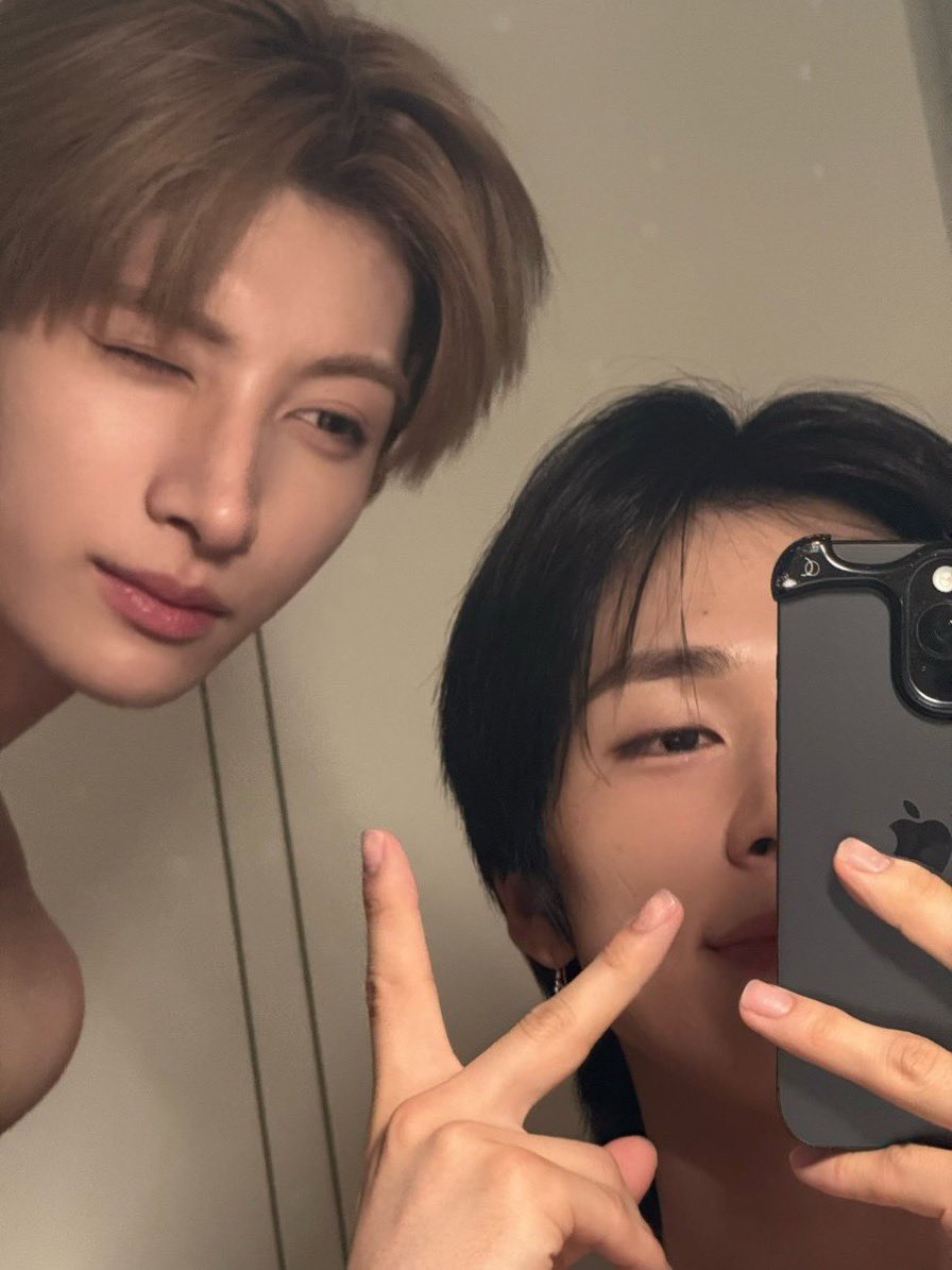 yugeonlvr's tweet photo. when i thought yu sitting in geon’s lap selca was insane enough, they gave us even more crazy shit oh my days https://t.co/5VhhiYJWG6