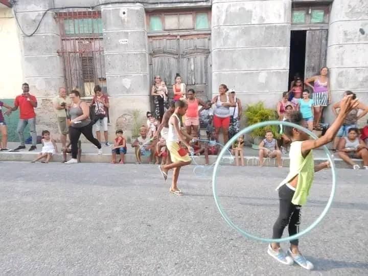 GHNordelo5's tweet photo. El Proyecto Comunitario matancero "Maravillas de la infancia", Premio del Barrio de los #CDRCuba, dirigido por la profe María Eugenia Romero, arriba a sus 25 años. ¡Los felicitamos y les deseamos muchos éxitos!
#Cuba #CDRCuba #CubaNoSeRinde https://t.co/Qw27oMwGWb