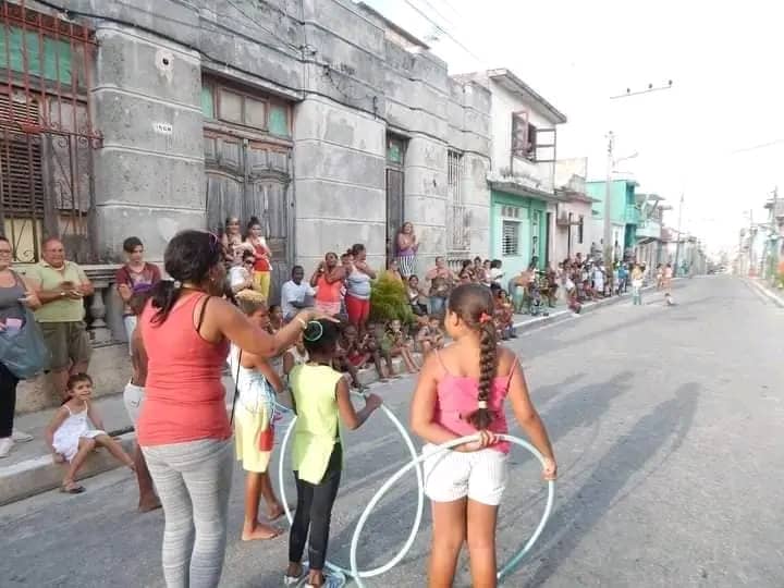 GHNordelo5's tweet photo. El Proyecto Comunitario matancero "Maravillas de la infancia", Premio del Barrio de los #CDRCuba, dirigido por la profe María Eugenia Romero, arriba a sus 25 años. ¡Los felicitamos y les deseamos muchos éxitos!
#Cuba #CDRCuba #CubaNoSeRinde https://t.co/Qw27oMwGWb