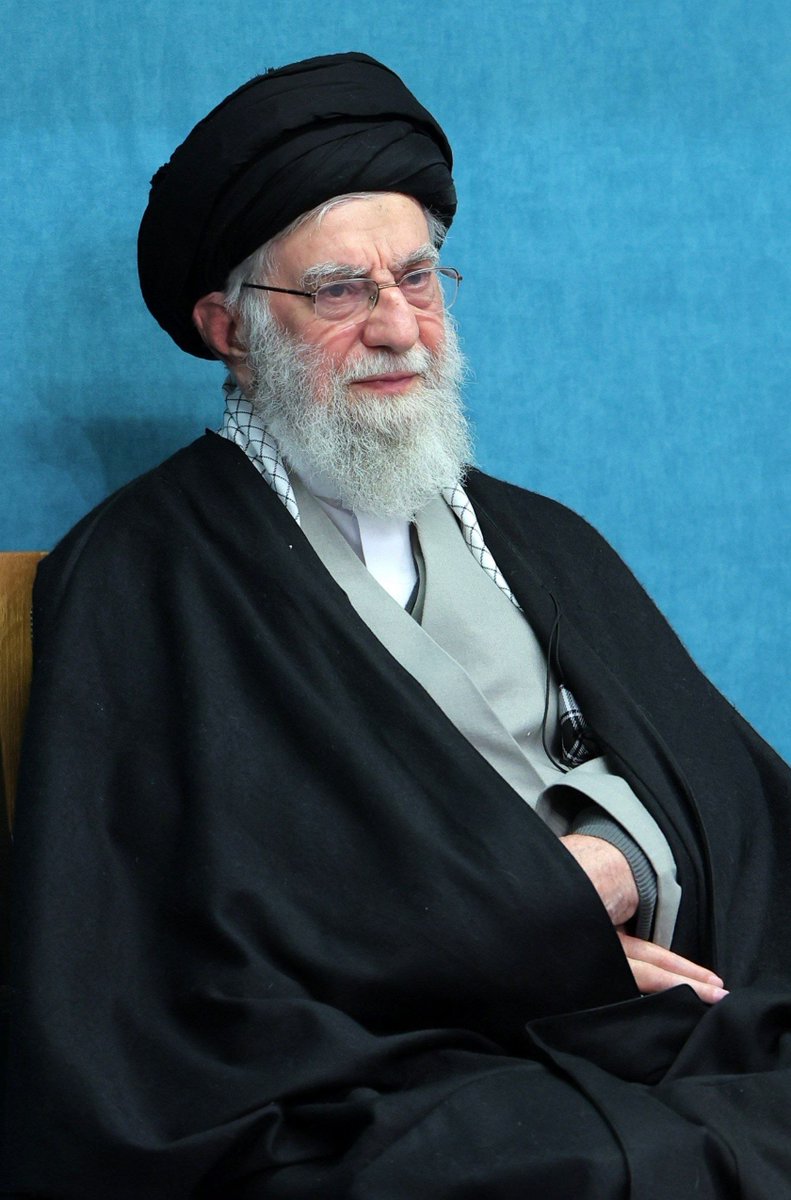Pakniyat__'s tweet photo. پسر کو ندارد نشان از پدر
جانم فدای رهبر https://t.co/QGJtzqgyGq