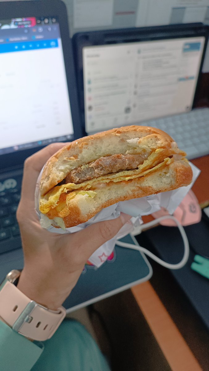 devigtw's tweet photo. Yg kesekian kalinya ditraktir pa bos, alhamdulillah 😋
Kadang sedih karna shift 2 selalu sendirian jaga malem gada temennya. Tp diinget2 aku juga yg sering dibeliin jajan ehee https://t.co/E8ojVlYe0O
