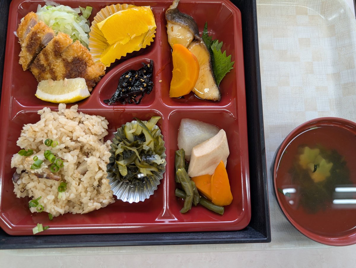 sumiko202020's tweet photo. お昼は
．祝日食頂きました。☺️

．鯵の炊き込みご飯
.とんかつ
.銀鱈の照り焼き
.みょうがの酢の物
.炊き合わせ
.オレンジ🍊
でした。

明日から休みに入ります
後半日頑張ります。☺️ https://t.co/V9NQtWOAF7