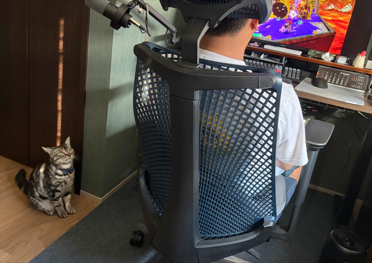 okuchimun's tweet photo. 夫にかまってほしいけど邪魔をせずジッと見つめて波動を送るえらい猫ちゃんと、ずっとスプラトゥーンに夢中で気付かない夫
人間が嬉しいように、猫も人間に思いが通じると嬉しいのだ━━それなのに━━━━。 https://t.co/pfVPB9qon5
