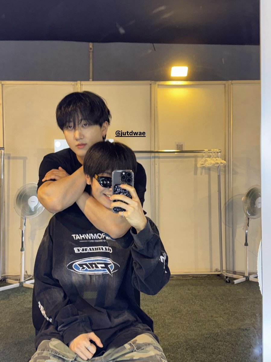 Gusstaxt's tweet photo. O jeongin vivendo o sonho de todas as stays 😭😭 https://t.co/HB3el94pzQ