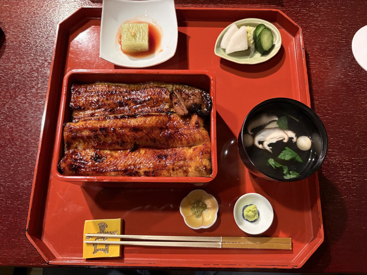 tanutomo's tweet photo. 今日のランチは柏の「吉里 柏別邸」で鰻✨

重箱いっぱいの鰻は、香ばしい焼き目に艶々のタレ🤤
ふっくらした身とタレの染みたご飯がたまりません。

肝吸い、小鉢、骨せんべい、そして最後はデザート＆アイスコーヒーまで☕️🍨

ゆっくり楽しめる、ちょっと贅沢な休日ランチ。
大満足でした😊

#吉里柏別邸 #吉里 #鰻 #うな重 #うなぎ #柏グルメ #柏ランチ #鰻ランチ #休日ランチ
