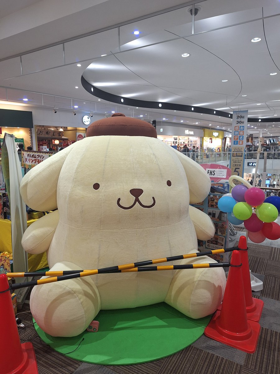 SgYozakura's tweet photo. 近くのイオンに行ったら特大プリンくんが！
#見て見てらでんちゃん https://t.co/rCwp4yVCQx