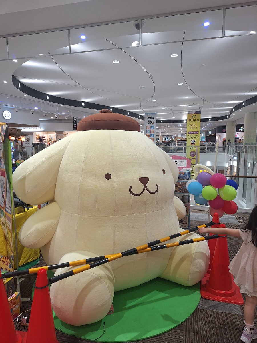 SgYozakura's tweet photo. 近くのイオンに行ったら特大プリンくんが！
#見て見てらでんちゃん https://t.co/rCwp4yVCQx