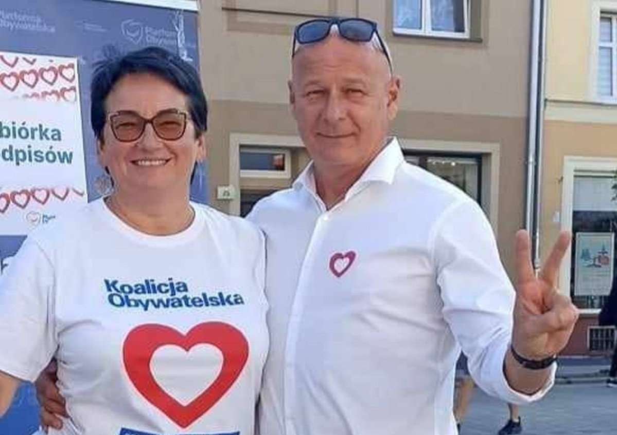 Szafarowicz2001's tweet photo. Monika Jurek - wojewoda opolski od 2023r., działaczka KO.

Za „skuteczną walkę ze skutkami powodzi” wypłaciła swoim urzędnikom (w tym dyrektorom w Urzędzie Wojewódzkim) 5️⃣1️⃣3️⃣ tysięcy złotych.

Warto przypomnieć - ta sama pani wojewoda zatrudniła na stanowisku dyrektorskim partnerkę marszałka województwa opolskiego Szymona Ogłazy (również z KO). W podzięce mąż wojewody umieścił się na stanowisku głównego specjalisty u marszałka województwa opolskiego.

KO = złodziejski układ zamknięty?