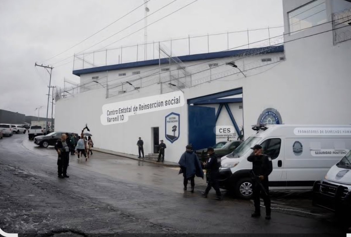 Tlaorocio's tweet photo. Esta noche se lleva a cabo traslado de internas al nuevo penal femenil de Plan de Ayala en Cuernavaca, según versiones preliminares.
Población interna reportó movimiento de vehículos en penal de Atlacholoaya. El gobierno del estado anunció en su momento, la reubicación
#Morelos https://t.co/EfQyXV8jPl