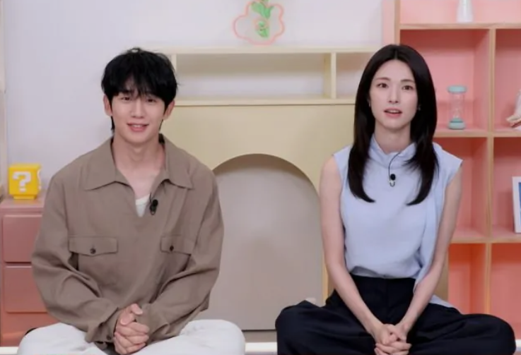 chickensaelo's tweet photo. 하영 집안 자랑 조용히 듣고만 있던 배우

바로 정해인

하영이 방송에서
증조부부터 아버지, 언니까지 이어진
4대째 의사 집안 이야기를 꺼냈는데

옆에서 별말 없이 듣고 있던 정해인도
알고 보면 상당한 집안 배경을 가지고 있음.

정해인의 부모님은 두 분 모두 의사로 알려져 있고
본인은 다산 정약용의 차남 정학유의 직계 6대손.

정해인 역시 방송에서
어릴 때부터 친할머니, 친할아버지와 함께 살며
정약용 선생님에 대한 이야기를 많이 들었다고 밝힌 적이 있음.

공교롭게도 이번 논란이 터지고 나니
옆에서 조용히 듣고 있던 정해인의 집안까지 다시 주목받는 중.