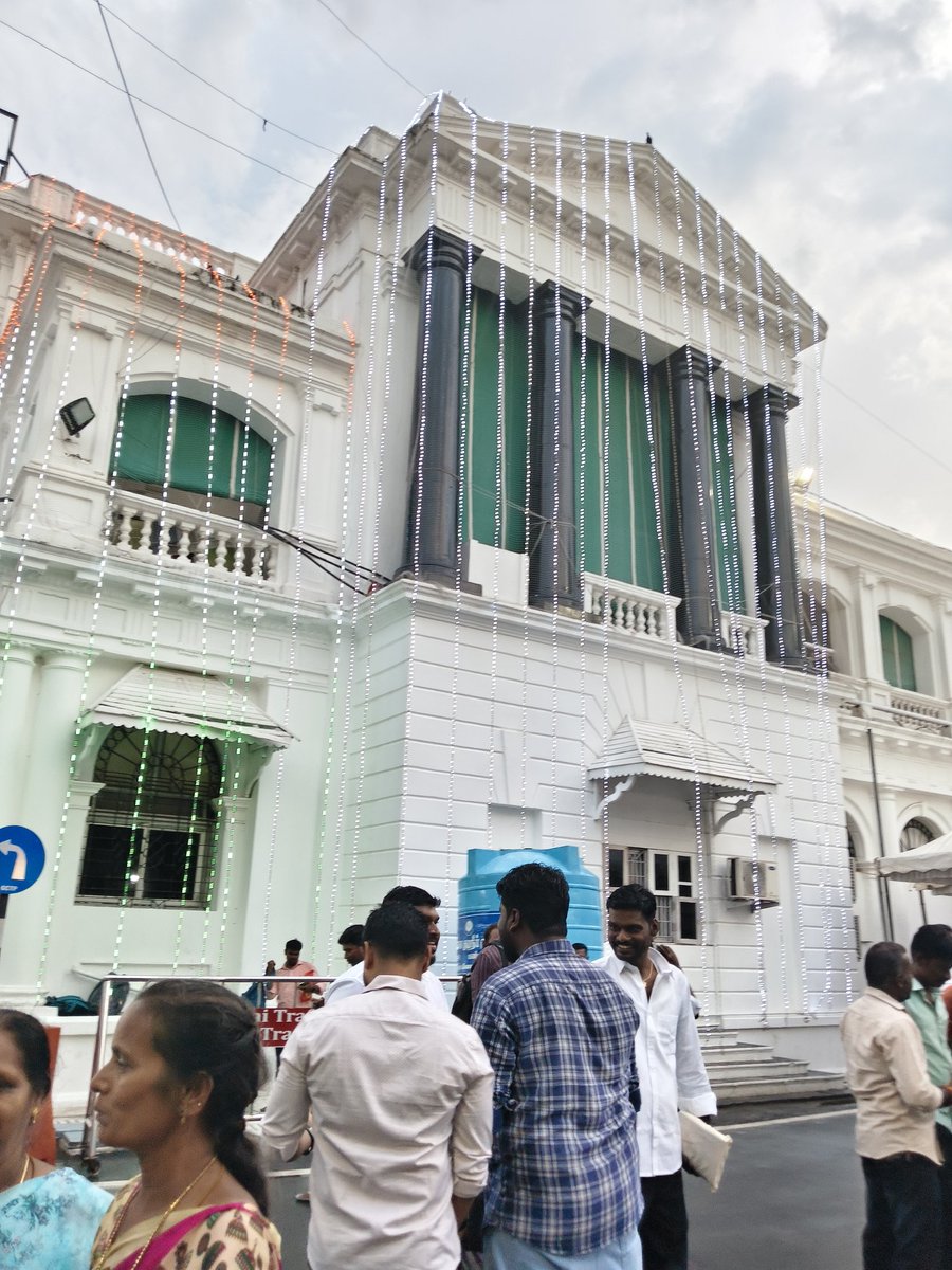 NSSumithra's tweet photo. நேற்று தலைமை செயலகத்தில் எனது அருகில் நின்று கொண்டிருந்த விவசாயிகள் பேசிக் கொண்டது :

பரவாயில்லை ஊக்கத்தொகை உயர்வு அறிவித்திருக்கிறார்...
So, 27.90 ரூ to 28 ரூ வரும்....
(But இந்த calculation எனக்கு புரியல)

இது எவ்ளோ பெரிய நல்ல விஷயம்...

எல்லா விஷயமும்
நல்ல பண்றாரு...  கண்டிப்பா சாதிப்பாரு... பழைய ஆட்சி வந்திருந்தால்... நமக்கு இவ்ளோ விஷயங்கள் தெரியாமலே போயிருக்கும்....🙏🙏🙏

மாற்றம் ✅