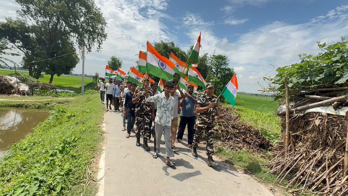 52bnssb's tweet photo. 52वीं वाहिनी सशस्त्र सीमा बल, अररिया की बाह्य सीमा चौकी लेटी के बलकार्मिकों द्वारा ग्रामीणों के साथ मिलकर "हर घर तिरंगा" अभियान चलाया गया | @SSB_INDIA @ssbpatna @SSBSHQPURNEA https://t.co/C8snwXvHQK