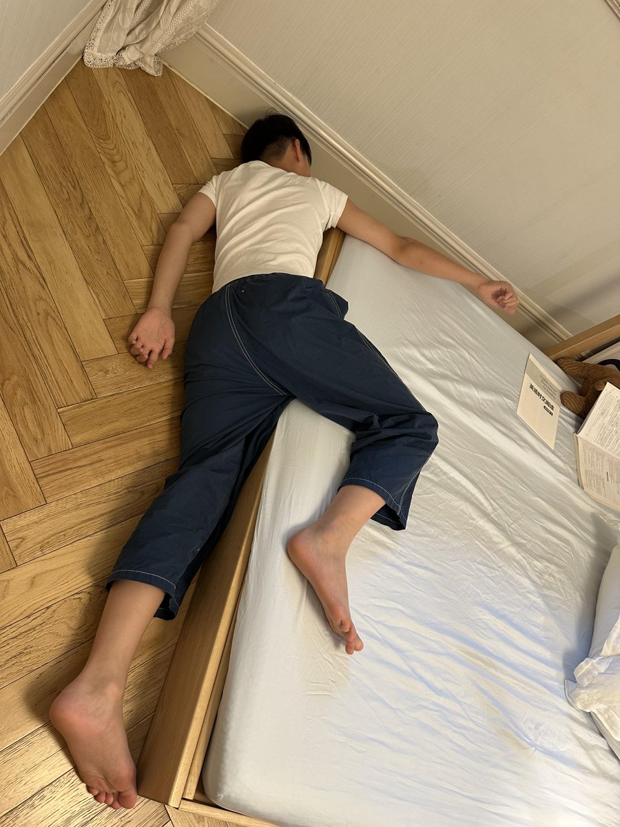 AliGTroy's tweet photo. 男高弟弟跟我说交了女朋友，但是我不想把他第一次交给外人，只能偷偷给他下了料，在外人得手之前，我先尝试一下 #迷玩 https://t.co/QVooQdamPq
