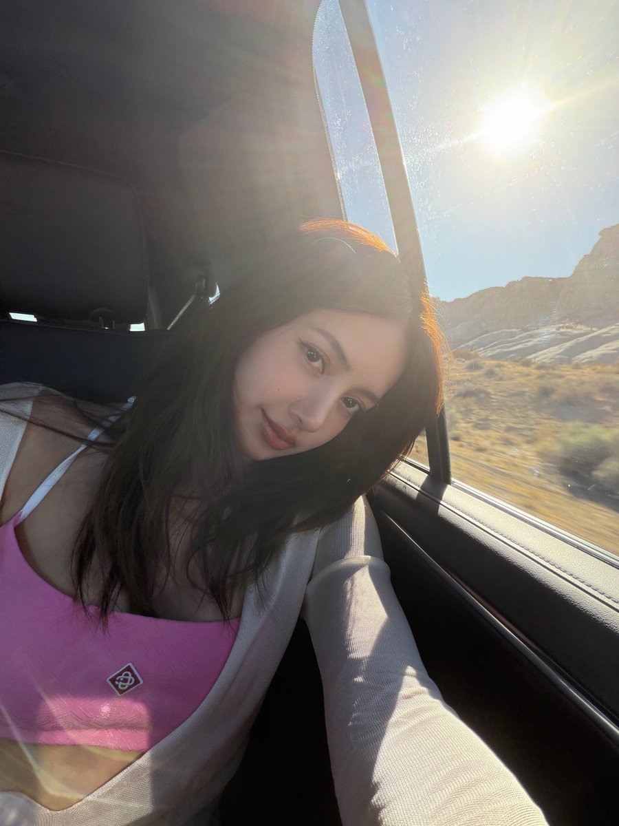 CREW_LISANESIA's tweet photo. #LISA IG update:

"Red rock therapy" https://t.co/vhgab0H1Je