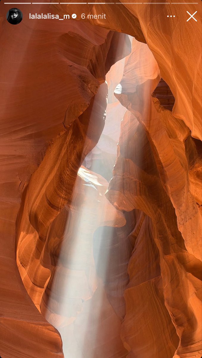 IndoCrave's tweet photo. Lisa Blackpink memosting Instagram Story berada di Antelope Canyon, Arizona, Amerika Serikat. https://t.co/bOJjNUEBbF