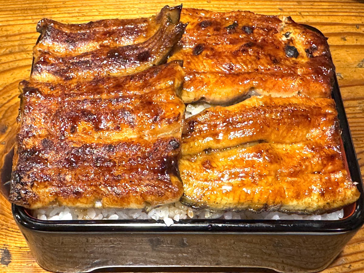 butabest's tweet photo. 浦和駅前の中村家さんで、うな重特上を大盛りでいただきました。
あふれんばかりの盛り付けで登場��
ご飯を掘り進めると底に眠っていたうなぎさんとご対面！
タレは辛めで、炭火焼きの香ばしいうな重です。
お腹も心も満たされる老舗の味。
大変おいしくいただきました！！ https://t.co/vI8LMNVCl4