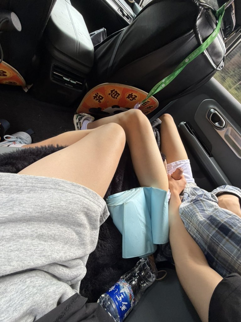 lzng434591's tweet photo. 网约车上不安分的小手手🤪 https://t.co/WYwb5CuSXu
