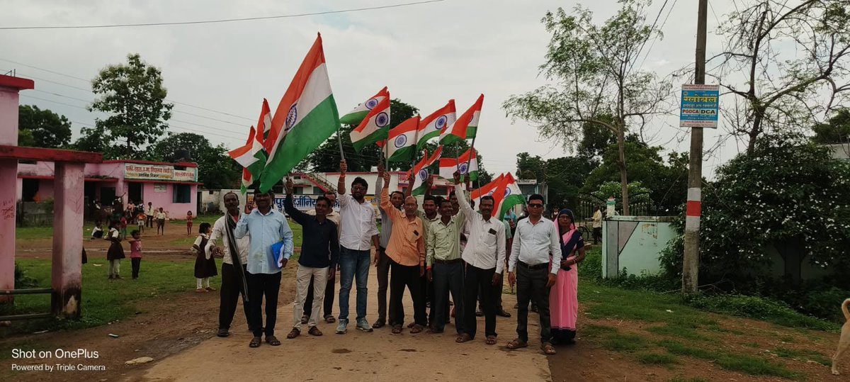 MP_JanAbhiyan's tweet photo. 🇮🇳 'हर घर तिरंगा' अभियान: बालाघाट के टेकाड़ी में भव्य तिरंगा यात्रा एवं शपथ ग्रहण! 🇮🇳

मप्र जन अभियान परिषद के तत्वावधान में 10 अगस्त 2026 को विकासखंड लालबर्रा की ग्राम पंचायत टेकाड़ी (सेक्टर 5 खमरिया) में विशाल 'तिरंगा यात्रा' निकाली गई।

कार्यक्रम में सेक्टर प्रभारी श्री चंद्र कुमार बसेने जी ने अभियान का महत्व बताते हुए सभी को 'स्वैच्छिकता की शपथ' दिलाई। यह आयोजन जिला समन्वयक श्री महेश पटले जी व ब्लॉक समन्वयक श्री अनिल चौरे जी के मार्गदर्शन में नवांकुर संस्था 'चेतना जनकल्याण समिति' और प्रस्फुटन समिति, टेकाड़ी द्वारा संपन्न हुआ।

इस अवसर पर सरपंच तिरंजा बिसेन, उप सरपंच तेजेंद्र बिसेन, सचिव कमलेश चौहान, सह सचिव उमाशंकर पटले और शिवचंद उराढे, रतिराम कुम्भरे, मानसिंह भैरम, रूपलाल राणा सहित बड़ी संख्या में पंचायत प्रतिनिधि व ग्रामवासी उपस्थित रहे।

आइए, हम भी अपने घरों पर तिरंगा फहराकर इस अभियान का हिस्सा बनें! 🇮🇳

📍 लालबर्रा, जिला बालाघाट (म.प्र.) #HarGharTiranga #Balaghat #TirangaYatra #MPJanAbhiyanParishad #MadhyaPradesh @deptpesmp @JansamparkMP @jagdishDevda #madhyapradesh