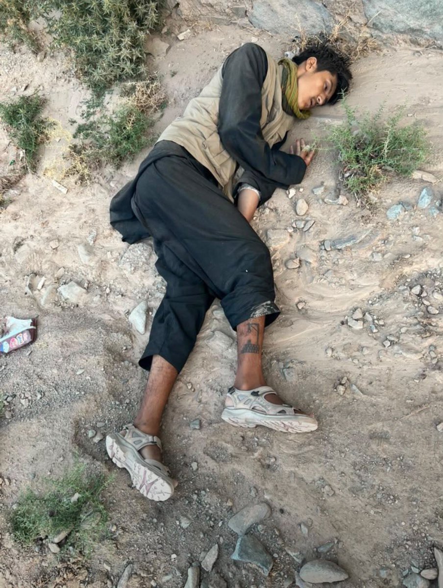 AzizullahSanjar's tweet photo. گروه #جنایت‌پیشه و ستمکار تالبان، بار دیگر دست به جنایتی هولناک زده و چند جوان بی‌گناه را در یک محکمهٔ #صحراییِ ننگین به رگبار بستند. این جوانان #زحمت‌کش که تنها برای امرار معاش و به‌دست آوردن لقمه‌ای نان حلال تلاش می‌کردند، صرفاً به جرمِ تعلق به قوم #هزاره، این‌گونه بی‌رحمانه به خاک و خون کشیده شدند.