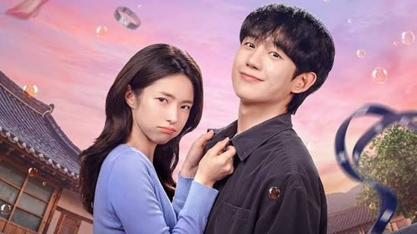 numfonmyJLD's tweet photo. [คอลัมน์รีวิว] Our Sticky Love (รักติดหนึบ): เมื่อบทสรุปที่ดี ไม่ใช่แค่การเคลียร์ปม แต่คือการ ‘โอบอุ้ม’ หัวใจคนดูและตัวละครซีรีส์ที่เดินทางมาถึงตอนจบมักเผชิญกับบททดสอบครั้งใหญ่ ว่าจะสามารถตบทุกพล็อตเรื่องที่วางไว้ให้ลงจอดได้อย่างปลอดภัยชวนอิ่มเอมใจได้หรือไม่ สำหรับ Our StickyLove https://t.co/8hOQoI0KIG