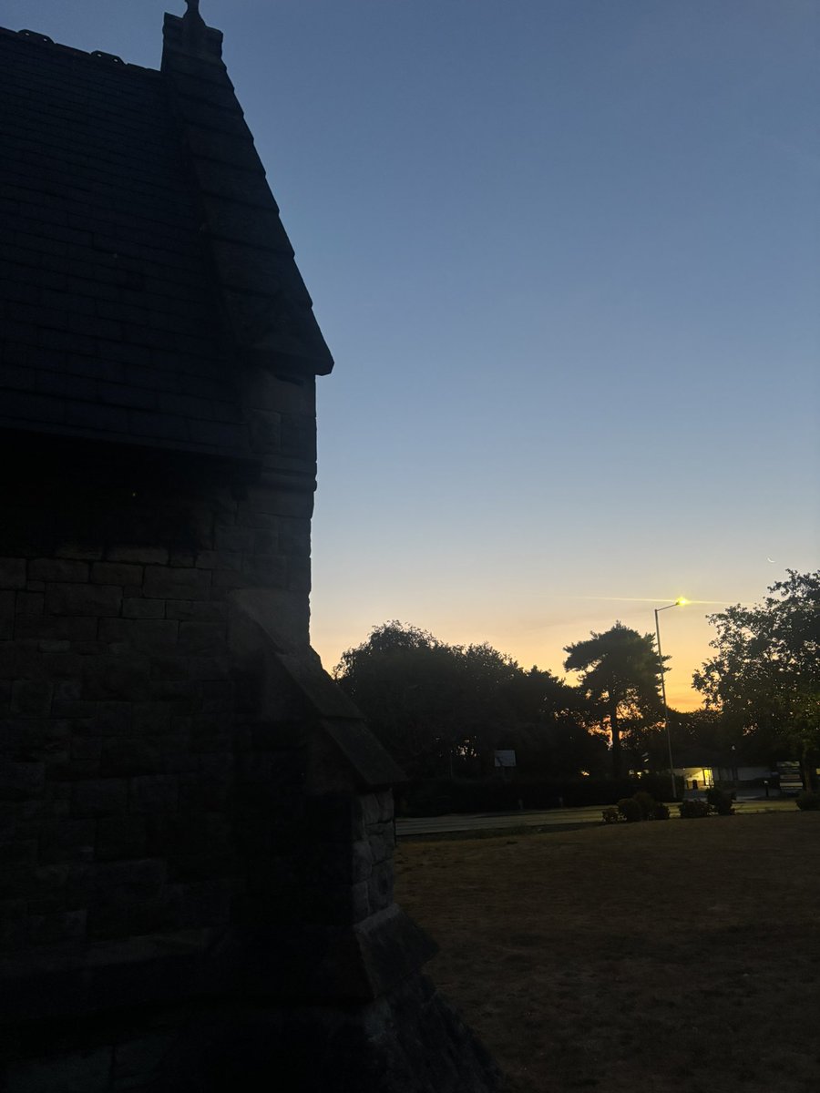 Shadows_of_kent's tweet photo. Nice early morning run out to turn about church (Coxheath) and back through the meadow 
#run #church #morning https://t.co/BfF84iaOWs