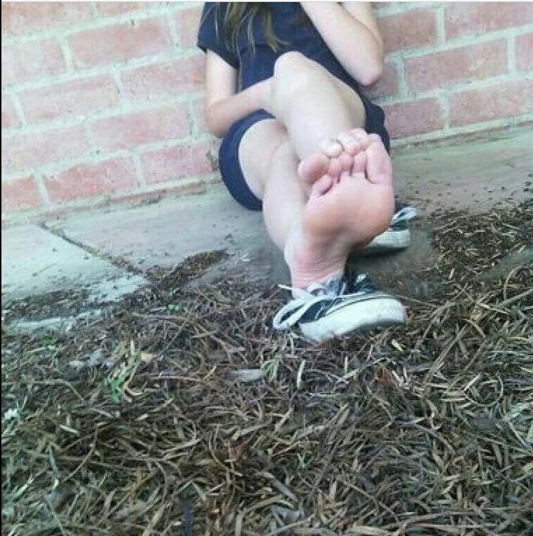 elelydgaf's tweet photo. Her feet or my feet? (I dunno lol plus I was outside and barefoot so I thought why not)
#feet #lowlvl #lolitwt https://t.co/AaQ88Xbq7I