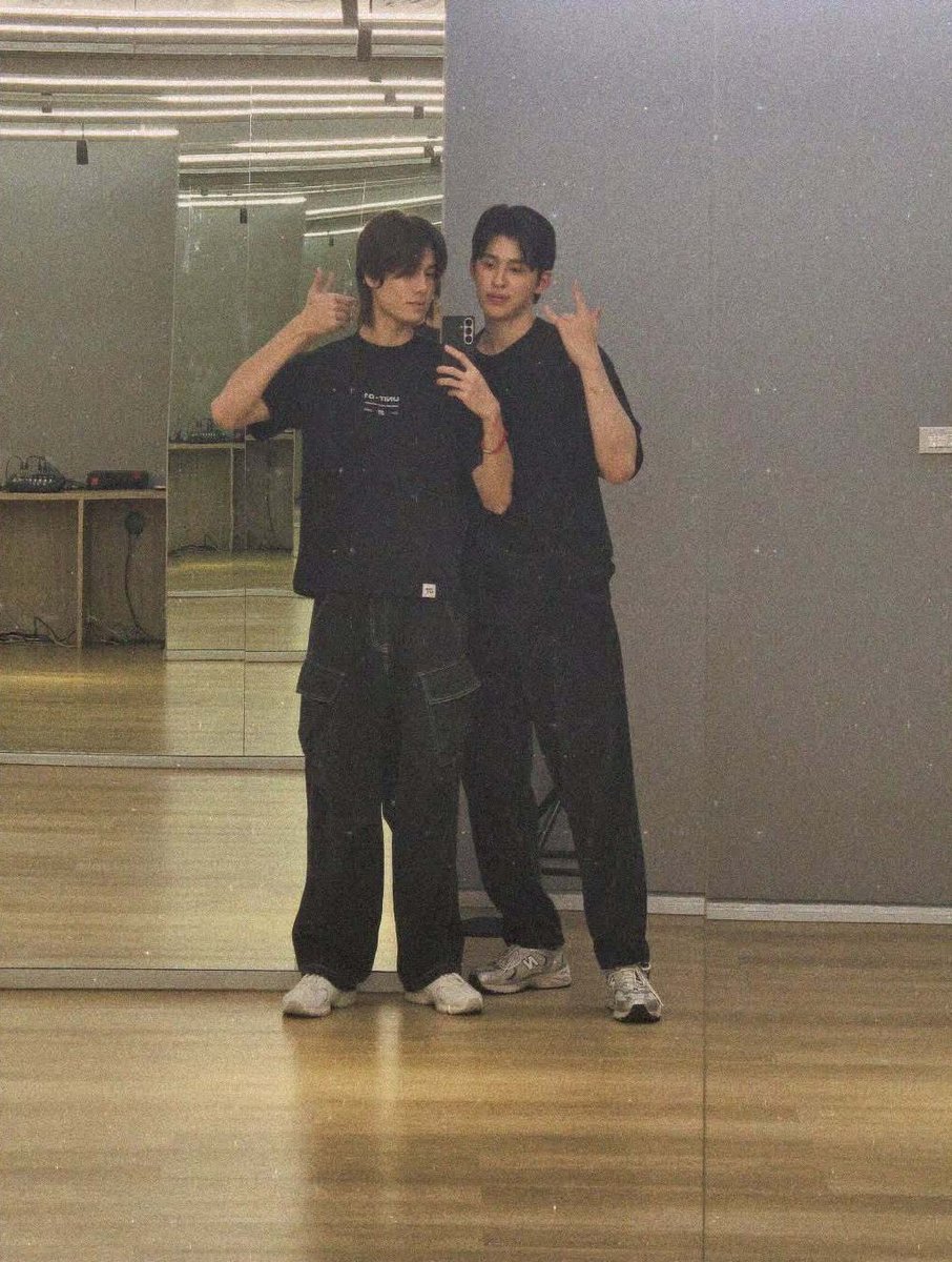 PondPhuwinPHFC's tweet photo. Just thinking of how we got all these from Phuwin himself within a span of few days. They were literally glued from 6th to 10th if you think of it and they will be stuck today too 😏😌

// We getting fed well or is someone flexing too much lately 👀

#PondPhuwin #ปอนด์ภูวินทร์
#ppnaravit #phuwintang