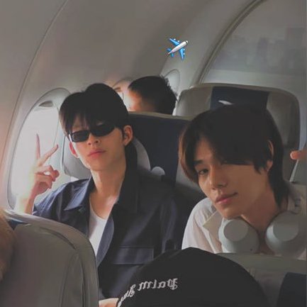 PondPhuwinPHFC's tweet photo. Just thinking of how we got all these from Phuwin himself within a span of few days. They were literally glued from 6th to 10th if you think of it and they will be stuck today too 😏😌

// We getting fed well or is someone flexing too much lately 👀

#PondPhuwin #ปอนด์ภูวินทร์
#ppnaravit #phuwintang